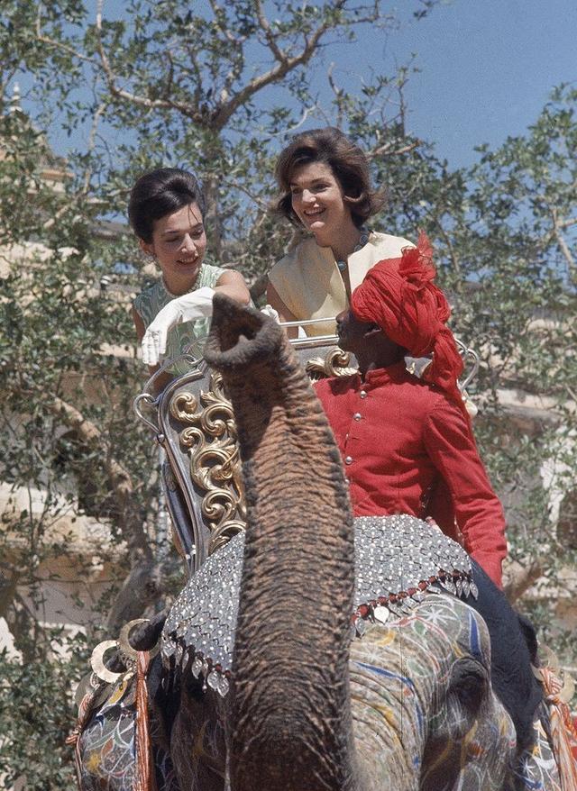 杰奎琳|1947年，18岁杰奎琳在社交舞会大出风头，3年后妹妹参加比她更美