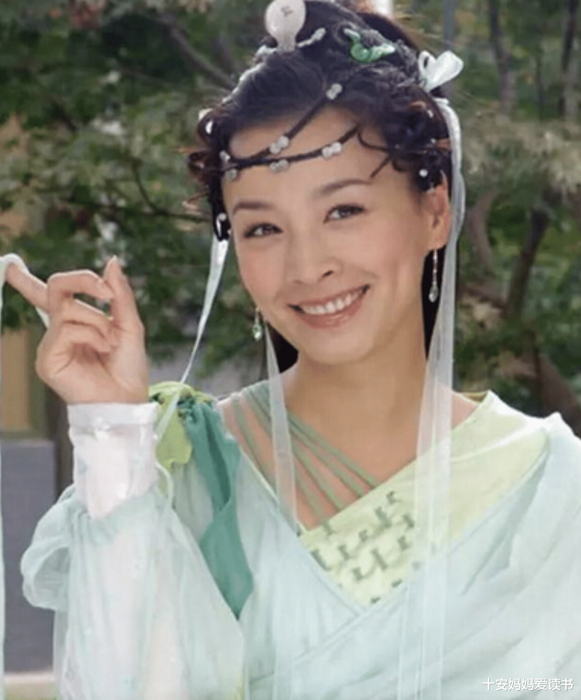 张庭|张庭刚夸女儿长得高级，丈夫前妻立马晒高颜值儿女，差距一目了然