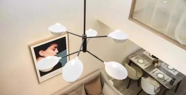 复式只装楼梯太浪费了，这样利用，多出一个衣帽间！