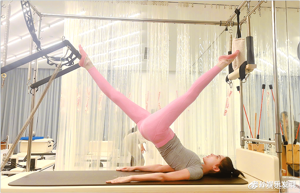 杨紫|古力娜扎发文:春暖花开,运动起来,并晒出瑜伽四宫格美图