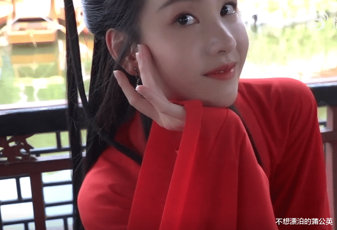 陈都灵|28岁陈都灵参加演出,未p图皮肤又白又细腻,脸上出汗不影响美貌