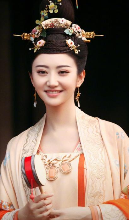 谢依霖|8位女星自曝动脸经历：王鸥打瘦脸针致使面瘫、谢依霖假体歪掉