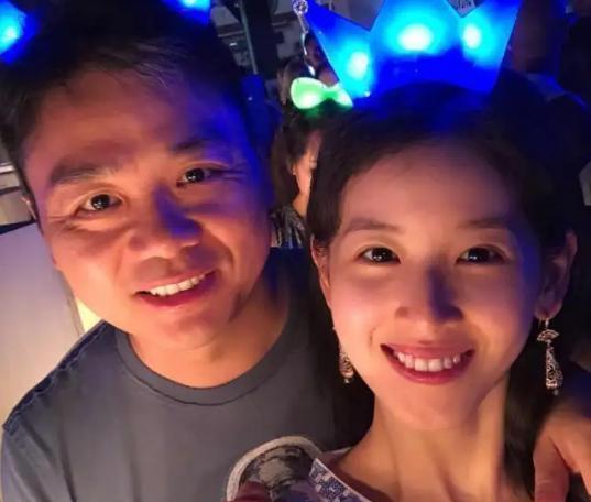 章泽天|章泽天的孕照登杂志封面，左手戴钻戒表明态度，肚子大小引担忧