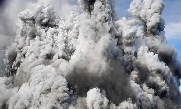 火山灰能反射太阳辐射,拉两飞机洒在平流层能解决温室效应吗?