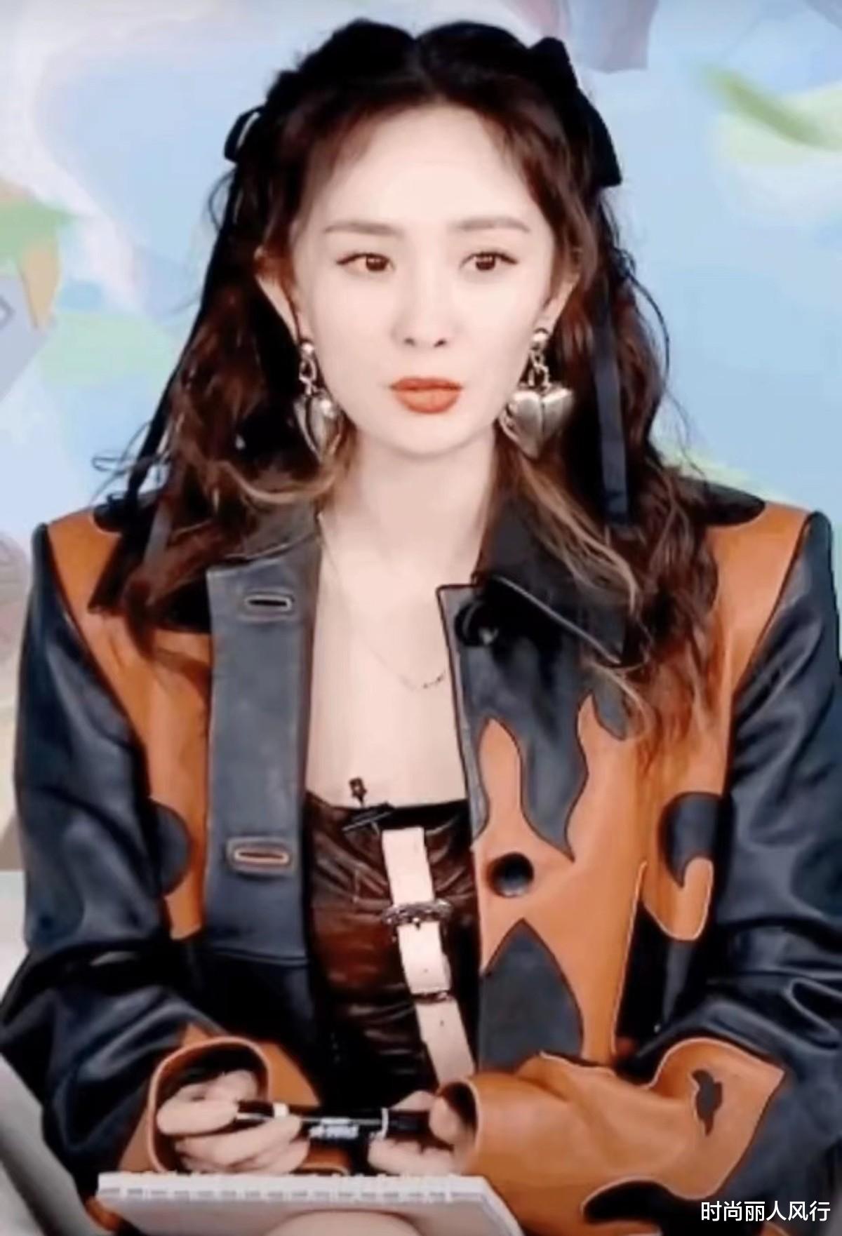 杨幂 杨幂最新造型太显胖!穿超大码皮衣戴金耳环,翻车亮相还没脖子