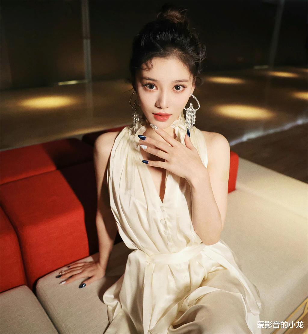 陆翊|11快女晒近照,苏妙玲优雅俏皮,段林希干练洒脱,陆翊明艳动人