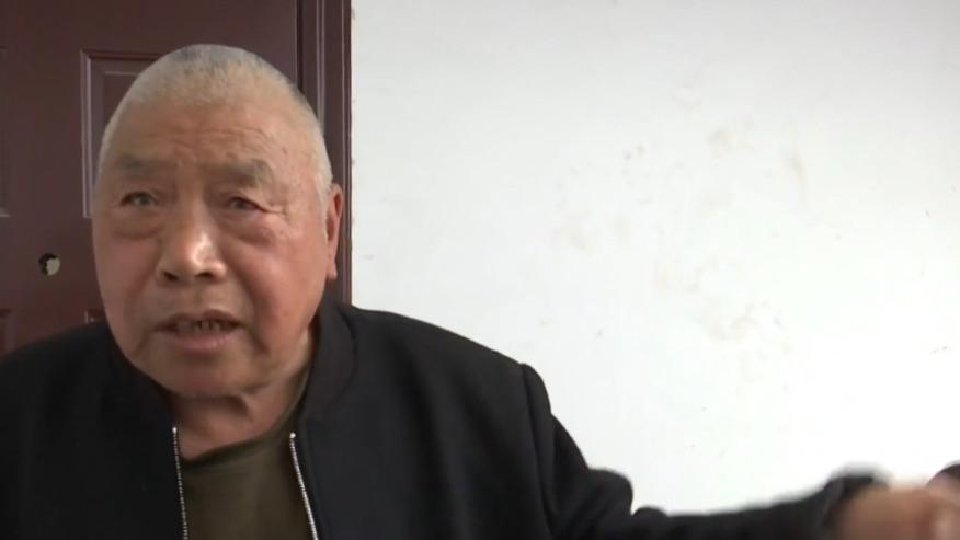 老人霸占楼梯5年，上楼需交50万过路费，不交钱就砸楼梯！