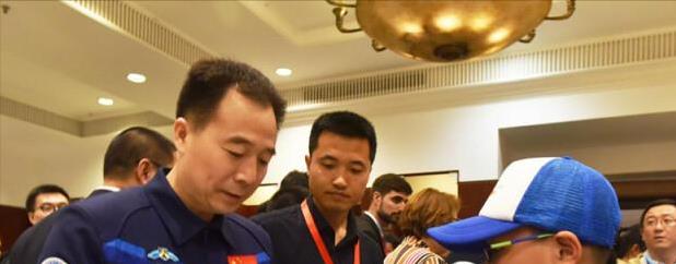 我国共13人上过太空,为何2位是航天英雄,其他是英雄航天员?