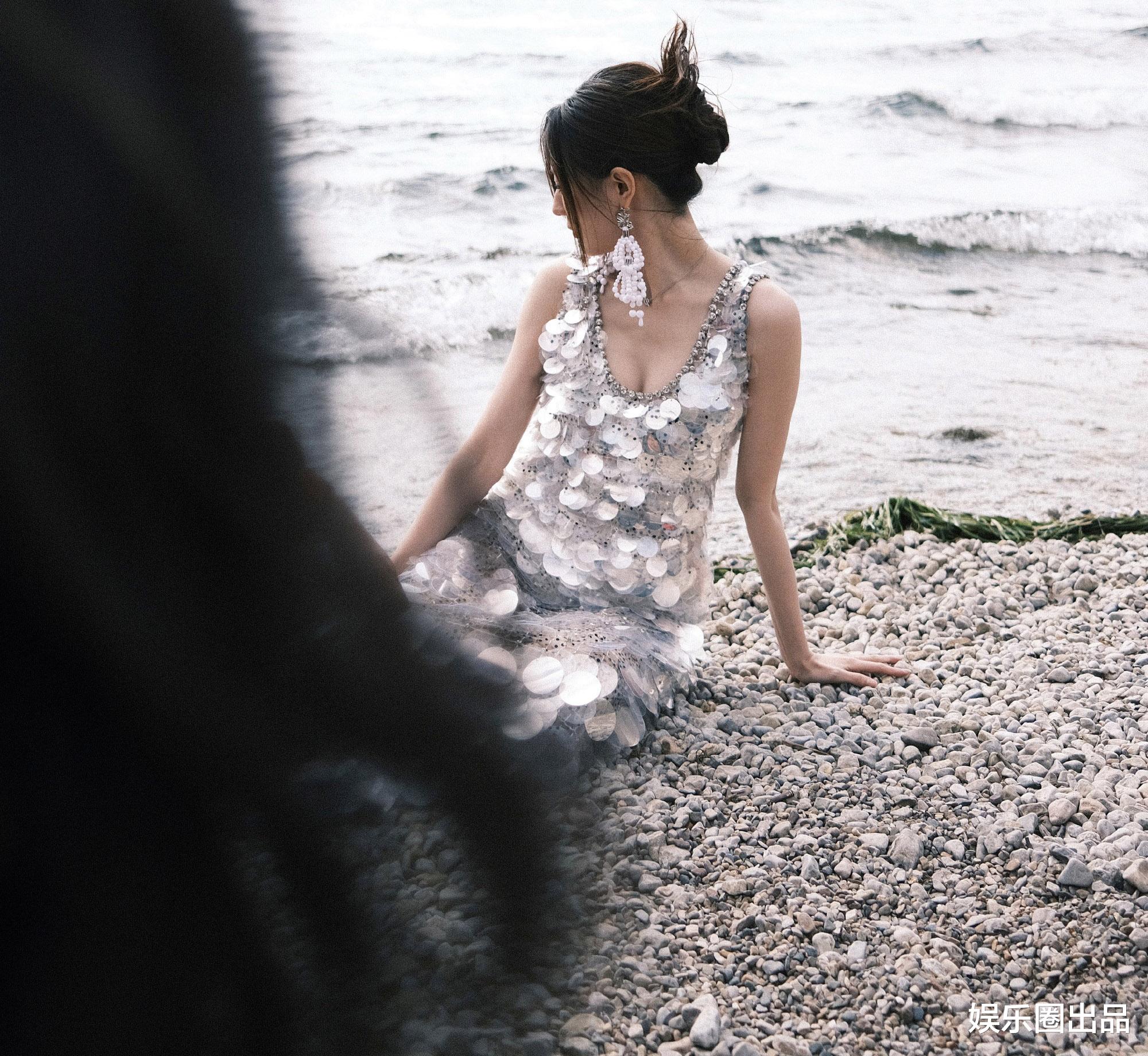 徐璐|徐璐趴在礁石上拍大片,穿亮片长裙贵气逼人,气质引起热议