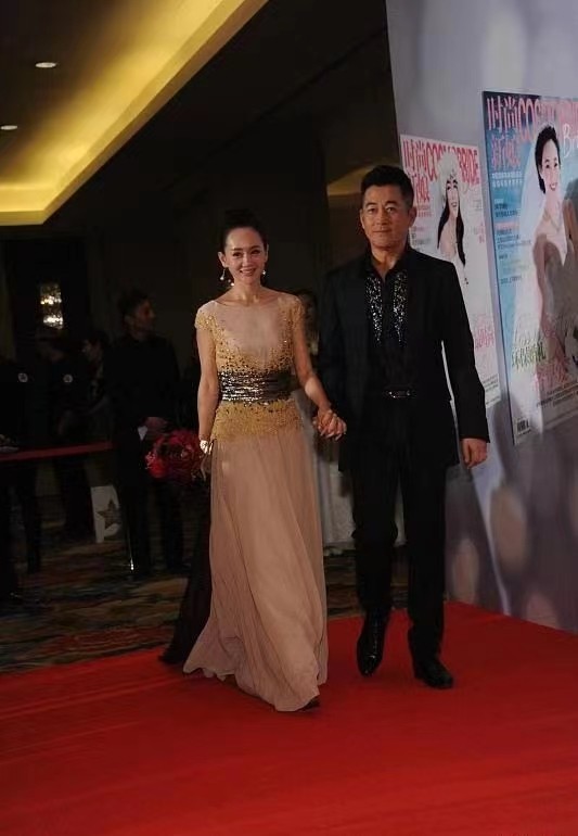 王志飞小15岁妻子好爱他，满眼深情藏不住，穿拖尾礼裙娇小玲珑