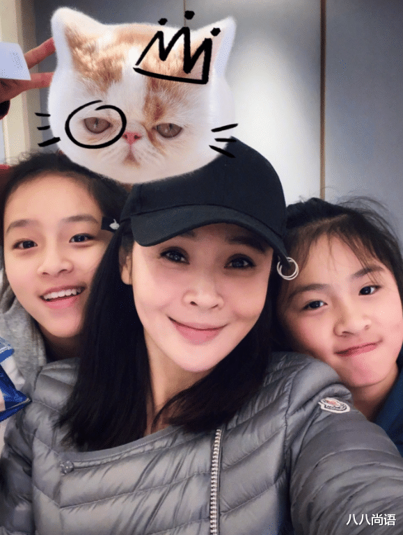 于明加|于明加罕晒一家六口照,老父亲穿红色夹克比V,俩女儿眉眼像姥姥