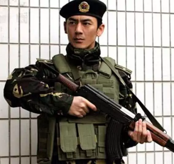 谭咏麟|“军旅一哥”任天野，婚后几十年为何0绯闻？看看妻子是谁就知道