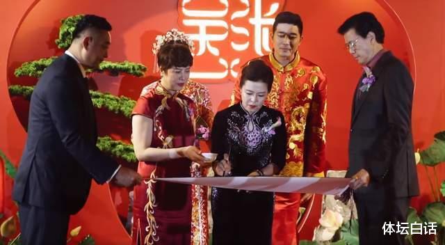 婚礼 26岁张常宁婚后“开工”！带着美甲打排球，身材傲人膝盖伤痕明显