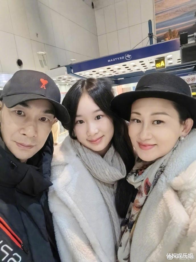 赵文卓|赵文卓送爱女出国留学,15岁赵紫阳气质出众颜值高,身高直追爸爸