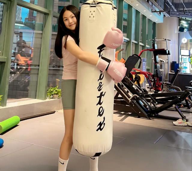 王诗龄 王诗龄疑瘦身成功？练拳击小腿线条吸睛，曾获国际象棋比赛银牌！