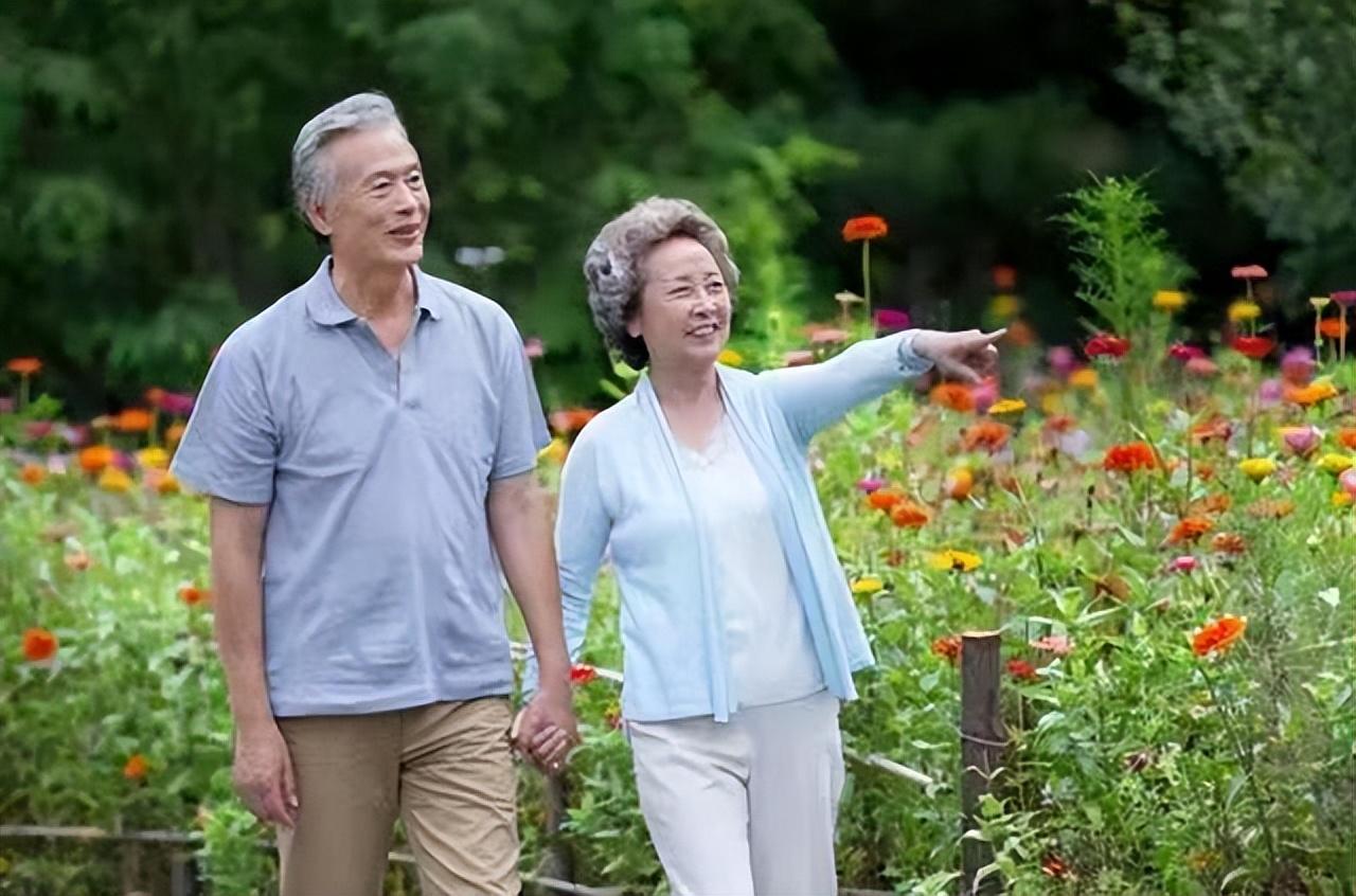 68岁大爷坦言:人老了才知道,有存款也成了一种负担