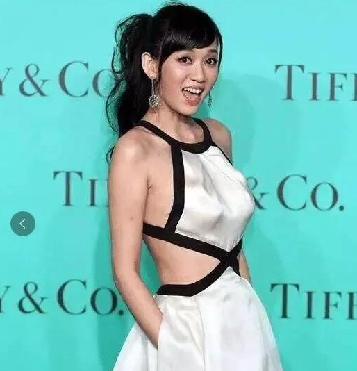 林志玲|林志玲撞上陈乔恩，同穿“肚兜裙”，网友：差距好大