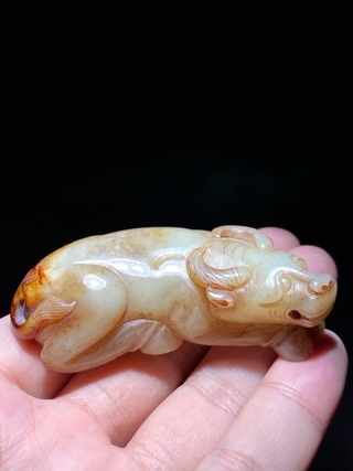 和田玉籽料|明 和田玉 籽料 留皮受沁 玉牛 把件 摆件