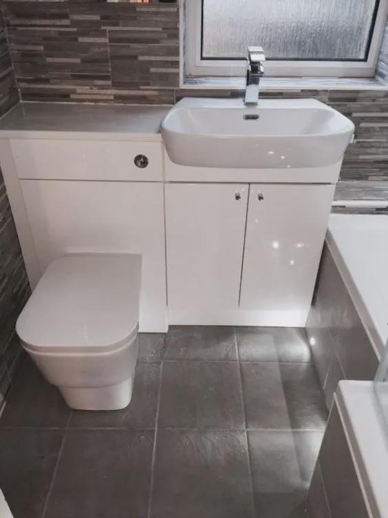 又是一个好设计:打个L型一体式浴室柜,洗漱台连着马桶,占地小