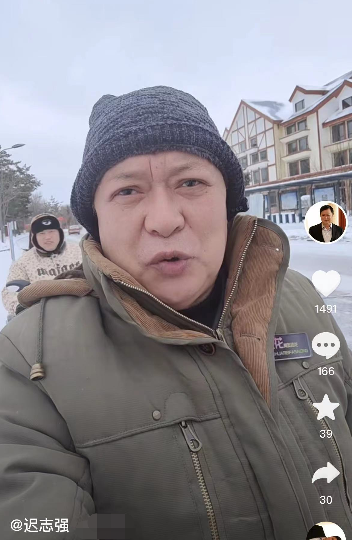 64岁迟志强回东北老家,眉毛脱落老到快认不出,坐电动车接地气