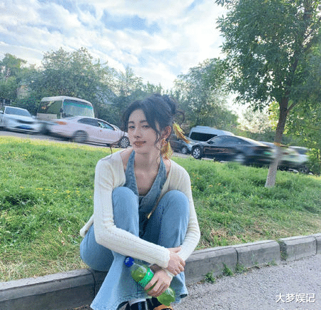 鞠婧祎|“4000年一遇美女”鞠婧祎上围消风成排骨胸！瘦过头近照曝光