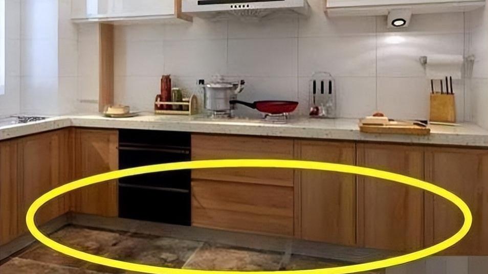 橱柜底下万万要装这块玩意，一旦工人这样做，你不用验收直接给钱