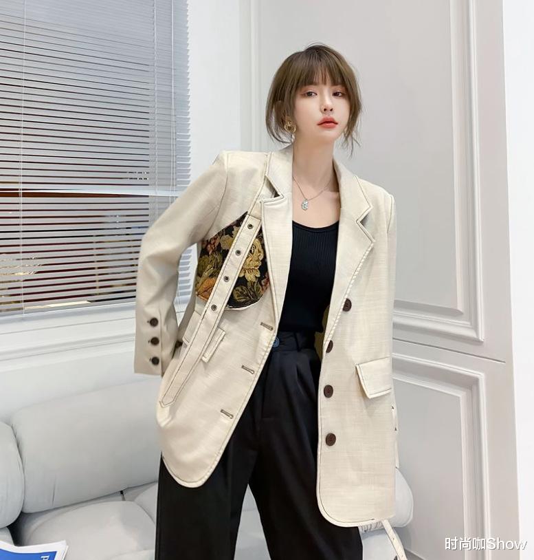 穿衣搭配|气质优雅的女人，春夏都会穿西装，这样搭干练又高级