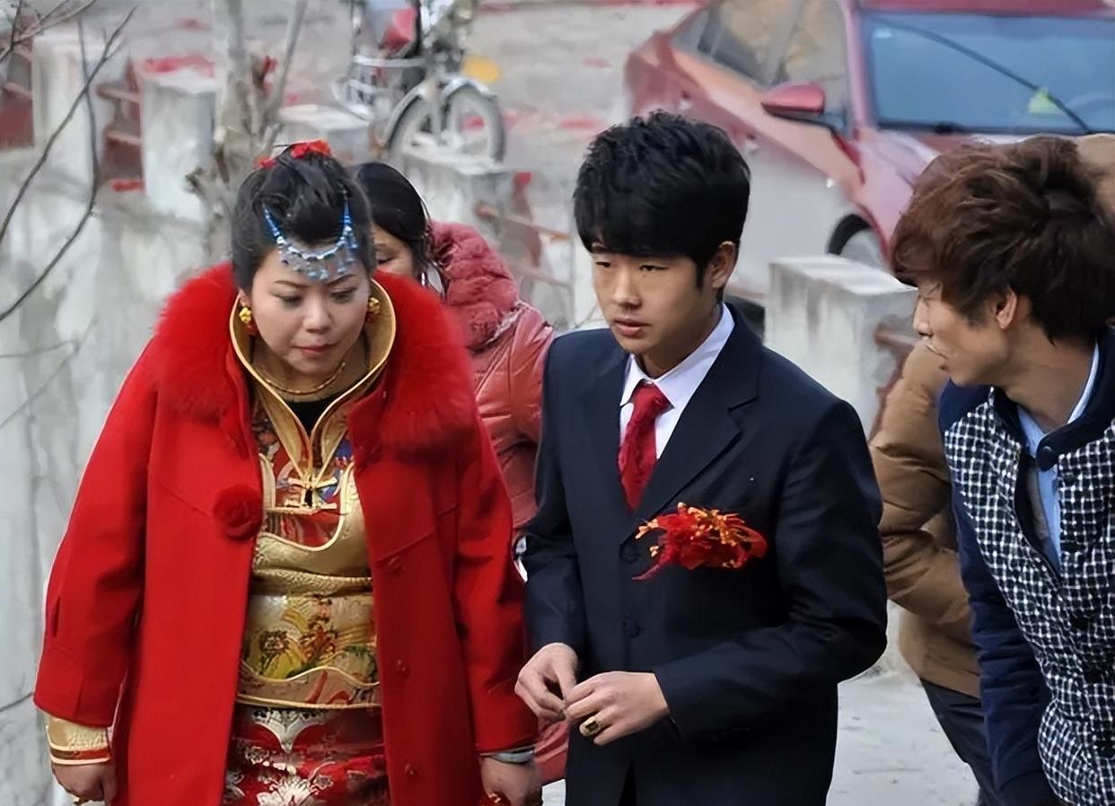 男子结婚,遭邻居大娘怒斥,知情人:大娘养大男子,新郎拒不拜她