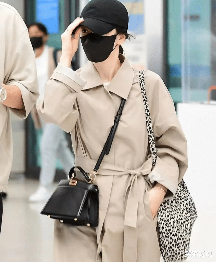 减脂 宋慧乔风衣低调亮相回国机场，最新活动图释出好美，闺蜜晒合照好有青春感！