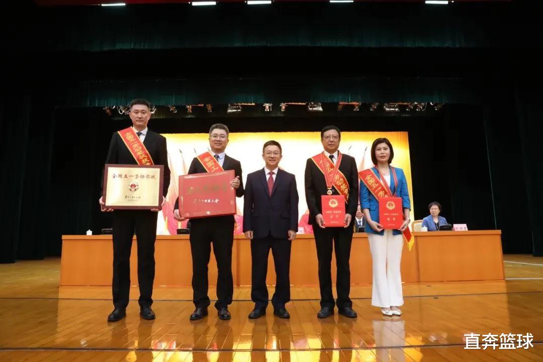 杜锋|杜锋国家队开拔前再获奖励！国家男篮12人呼之欲出，锋线1上1下