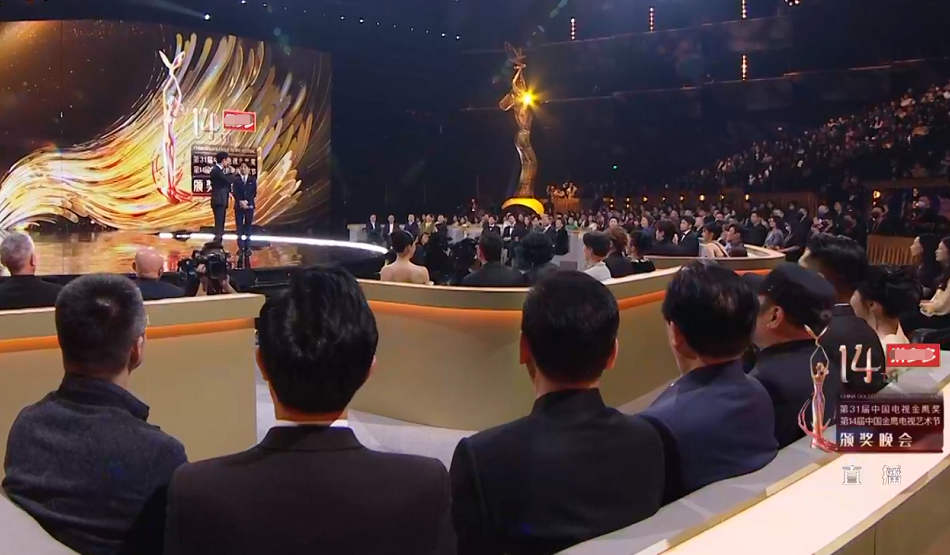 谭松韵|看众星金鹰奖颁奖礼造型：42岁殷桃黑裙显身材，谭松韵波点裙清新