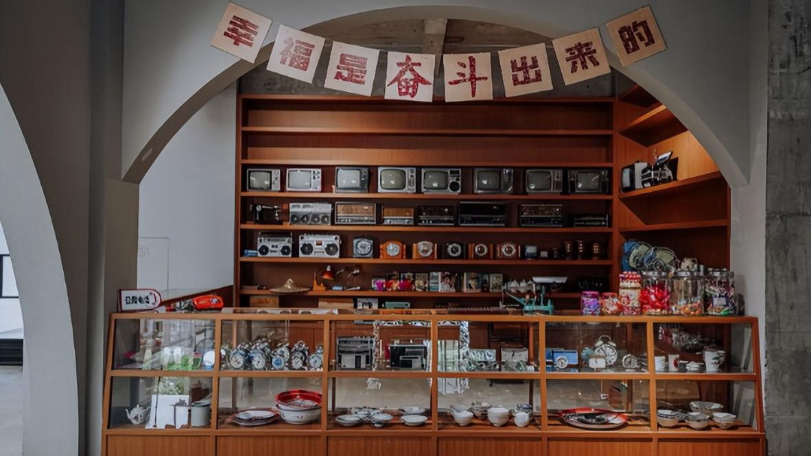 73岁姥爷以前在供销社买的老酒，当时没舍得喝，现在几乎都绝版了