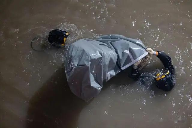 |古沉船打捞出水,怎么桅杆刚一露头就被潜水员包上布呢?不给看吗