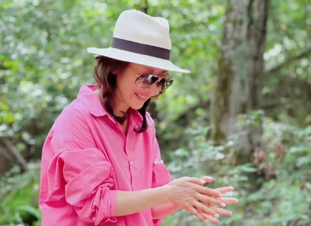 孙悦|50岁孙悦现身路边夜市，一脸素颜啃冰棍无人识，嫁富豪老公住豪宅