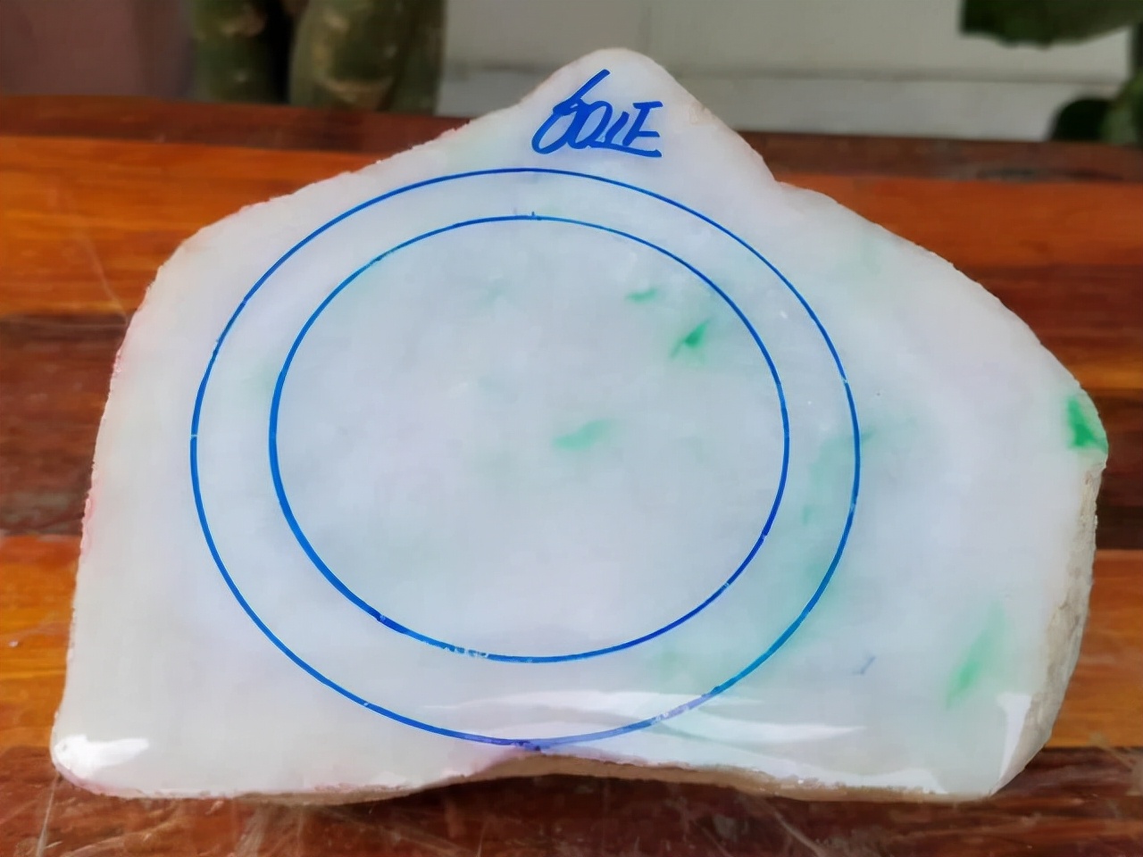 翡翠|白盐砂原石如何才能切涨，翡翠行家教你一招，简单实用