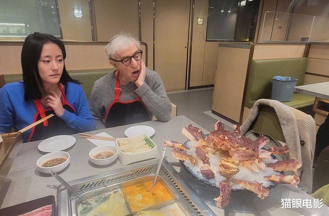 伍迪·艾伦|86岁伍迪艾伦和家人聚餐，华裔女儿罕见亮相，一家人吃火锅太传统