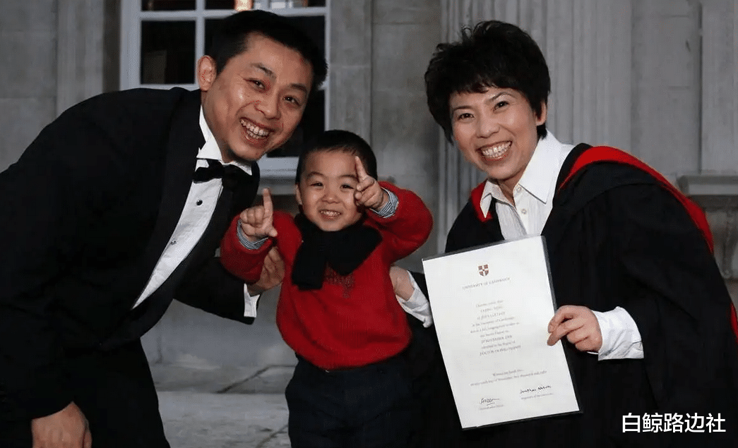 社交平台|邓亚萍指导儿子做饭！16岁身高已超妈妈一头，五官和爸爸一模一样