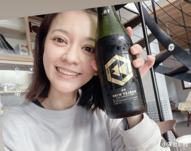 陈意涵|林心如晒陈意涵女儿满月礼，大发将一家四口合照印啤酒罐上，好幸福