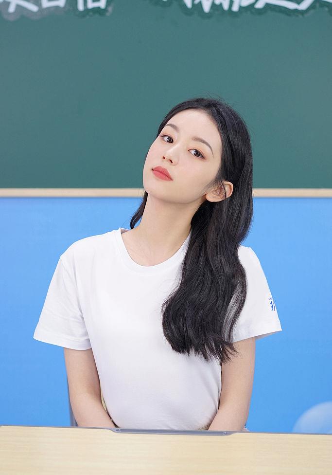 周也|周也亮相护舒宝直播活动 校园风制服造型清纯灵动