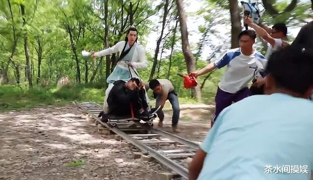 唐嫣|吃空气、假开车、骑假马、戴假肩胛骨，内娱明星拍戏有啥是真的？