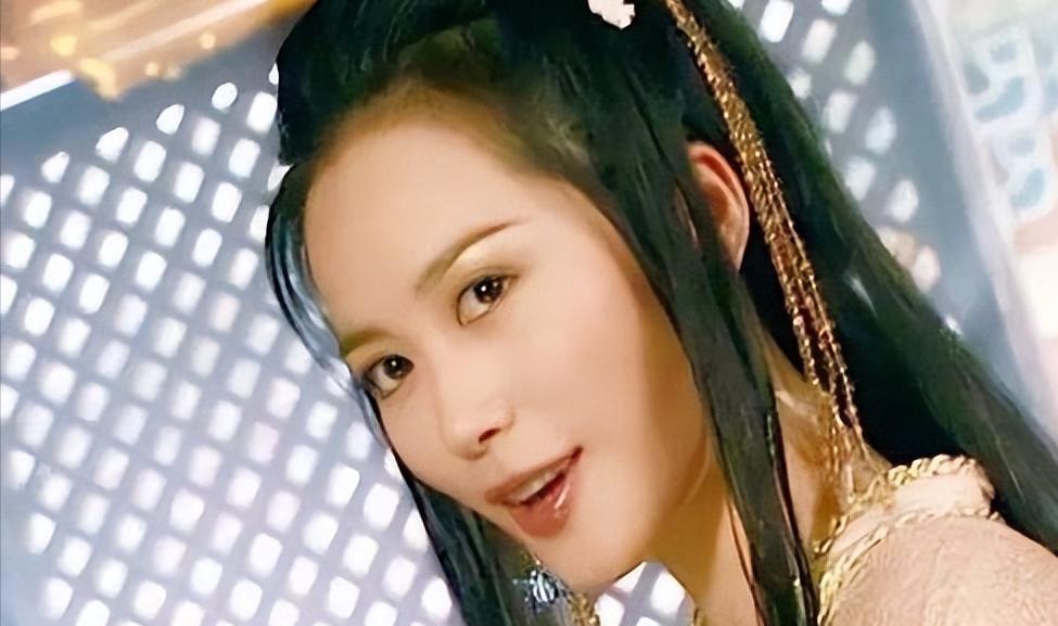 51岁俞飞鸿：没结婚，但一直有固定伴侣，感谢窦文涛陪了我近20年
