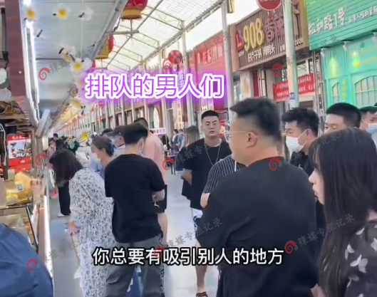 掌握流量密码!女摊主衣着清凉引顾客排队,生意火爆成为当地网红