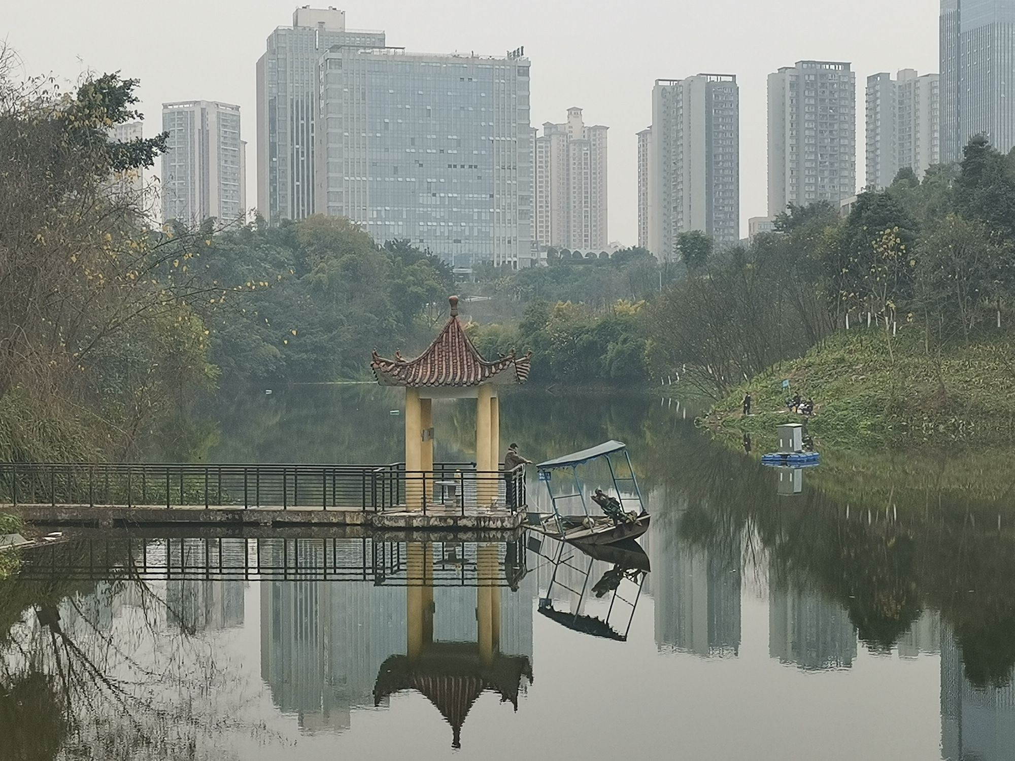 水库|重庆渝北公园小水库，面积不大来头不小，还有好多人在钓鱼