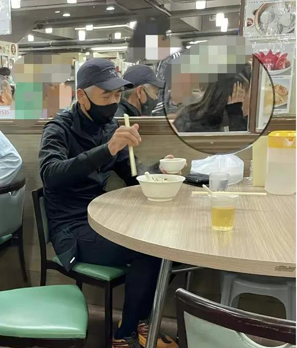 舒淇|网友偶遇67岁的周润发,真是不惧岁月的帅!身材修长,状态超好!