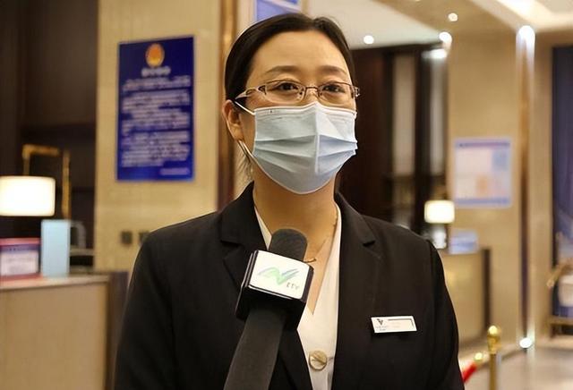 酒店经理离职后才敢透露:情侣入住酒店时,最好先玩一会手机