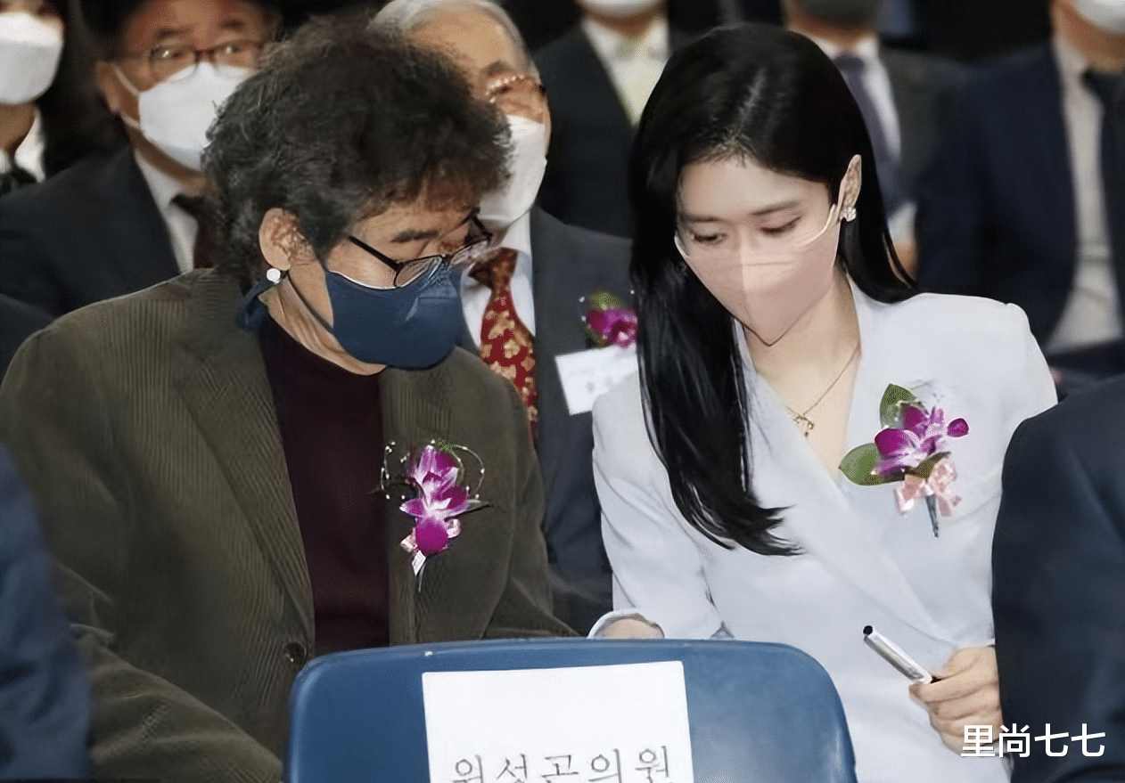 张娜拉|41岁张娜拉近照曝光,娃娃脸化淡妆年轻似18岁,一身婴儿蓝好嫩