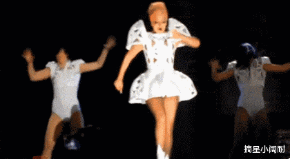 小伙骗41岁漂亮阿姨千里来约会，网友神评论：你千万不能伤害他！哈哈哈