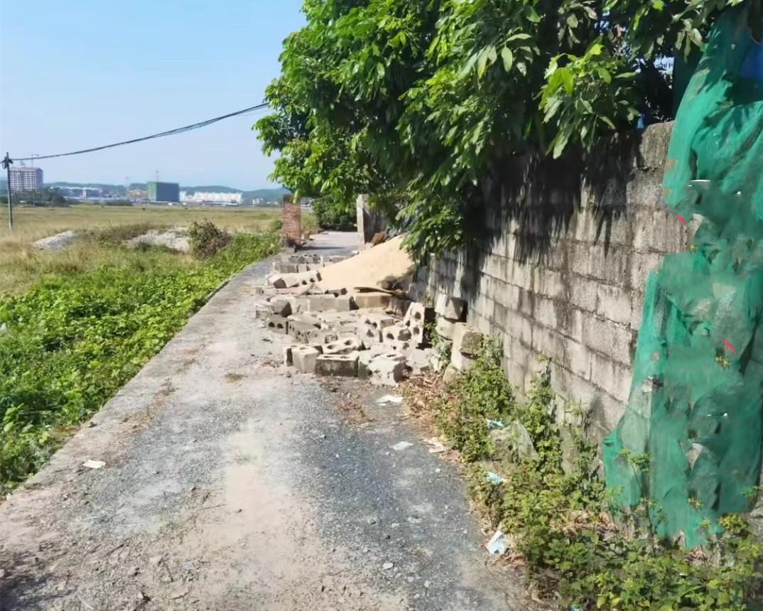 广西一女子和邻居闹矛盾后,自家出路经常被堵,吵闹1年也没解决