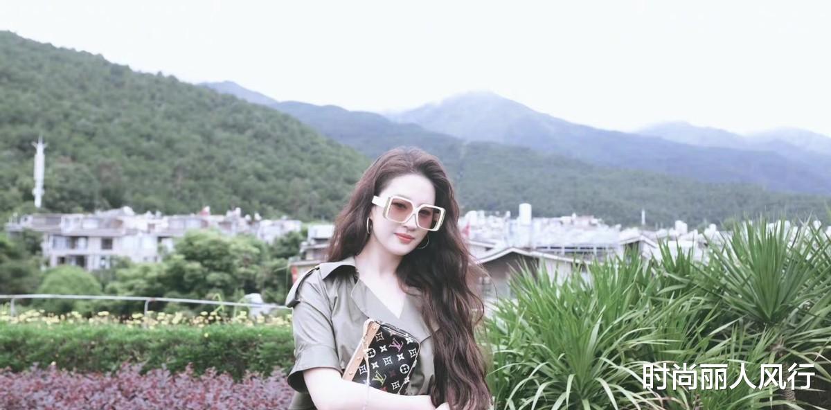 刘亦菲最近颜值狂飙！和陈晓拍合照大爆火，却穿的一个比一个土