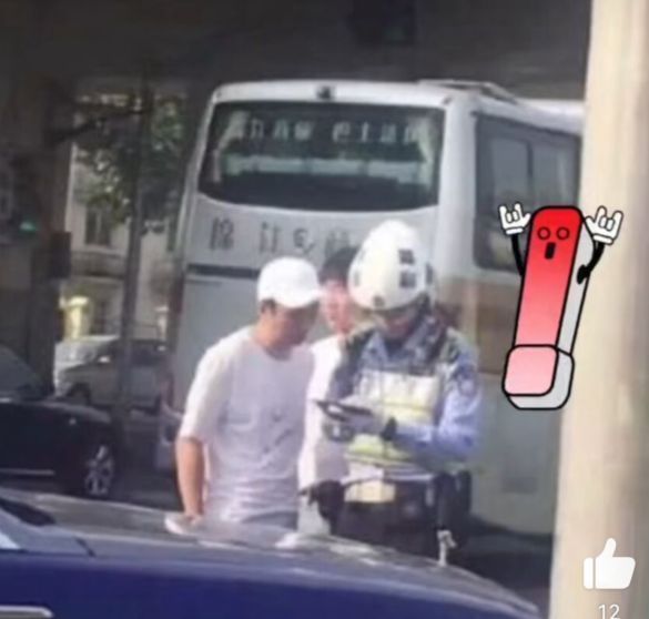 王思聪|王思聪骑电动车出门被偶遇，载美女不戴头盔，打扮低调无架子